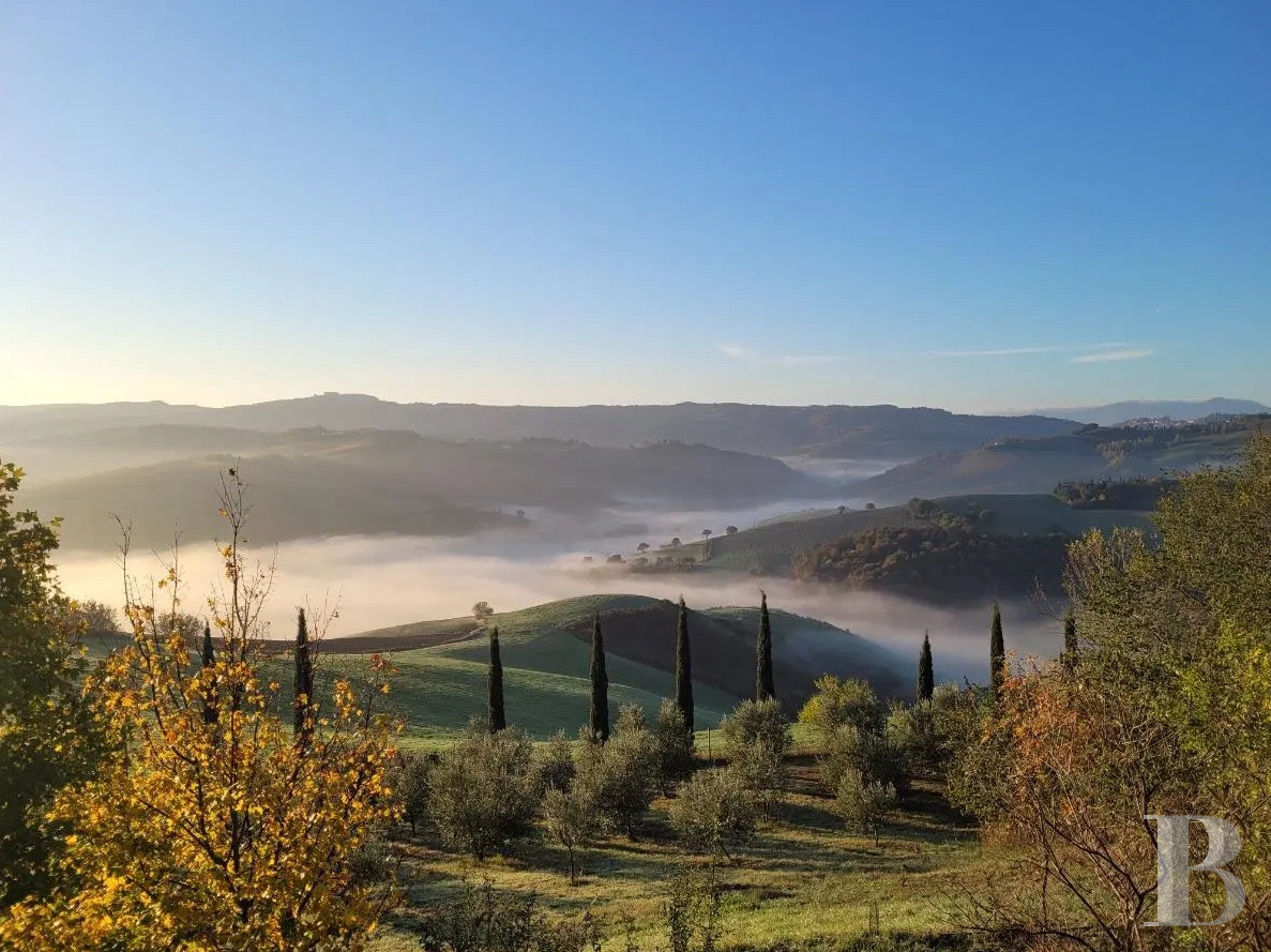 En Italie centrale, dans la région des Marches et à proximité d’Urbino, une ancienne ferme du 15e siècle dominant la campagne - photo  n°15